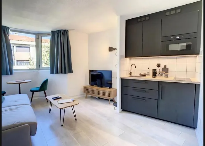 Studio Contemporain Avec Piscine Proche De La Mer
