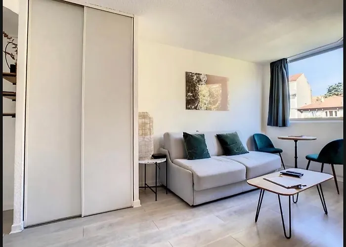 Studio Contemporain Avec Piscine Proche De La Mer