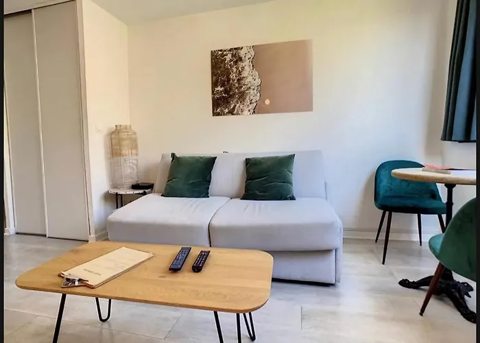 Studio Contemporain Avec Piscine Proche De La Mer