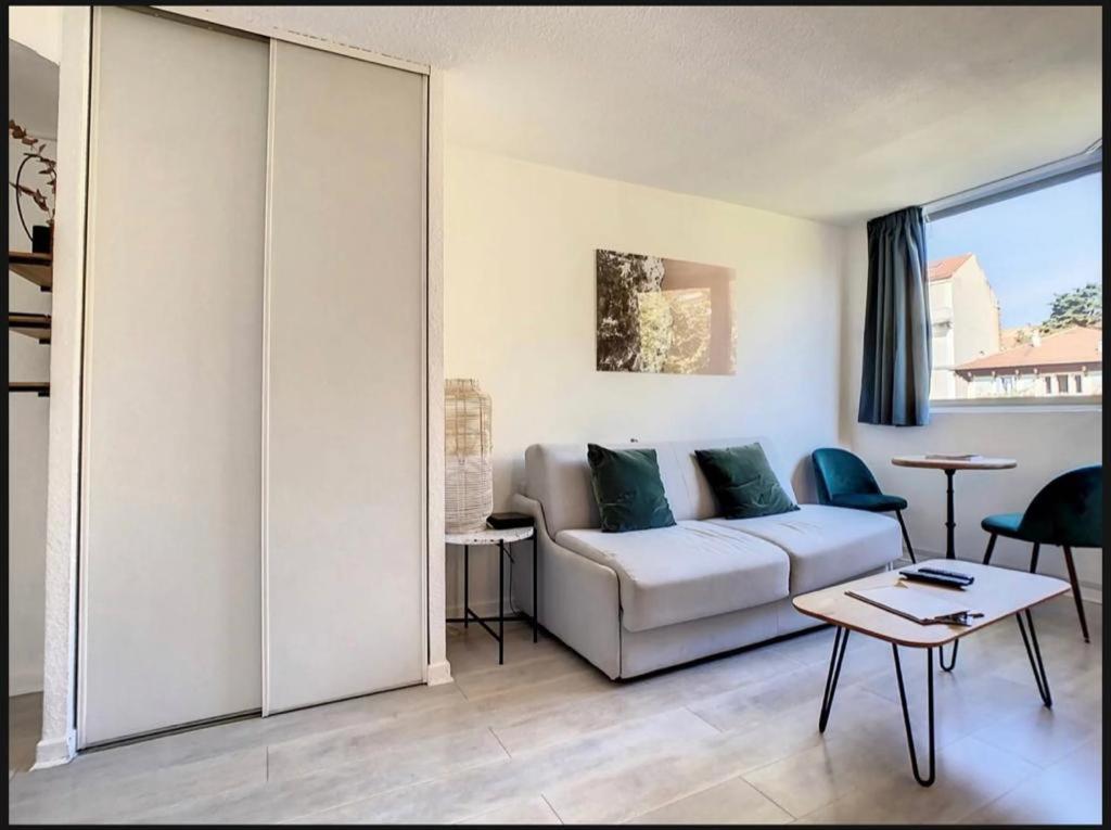 Contemporain Avec Piscine Proche De La