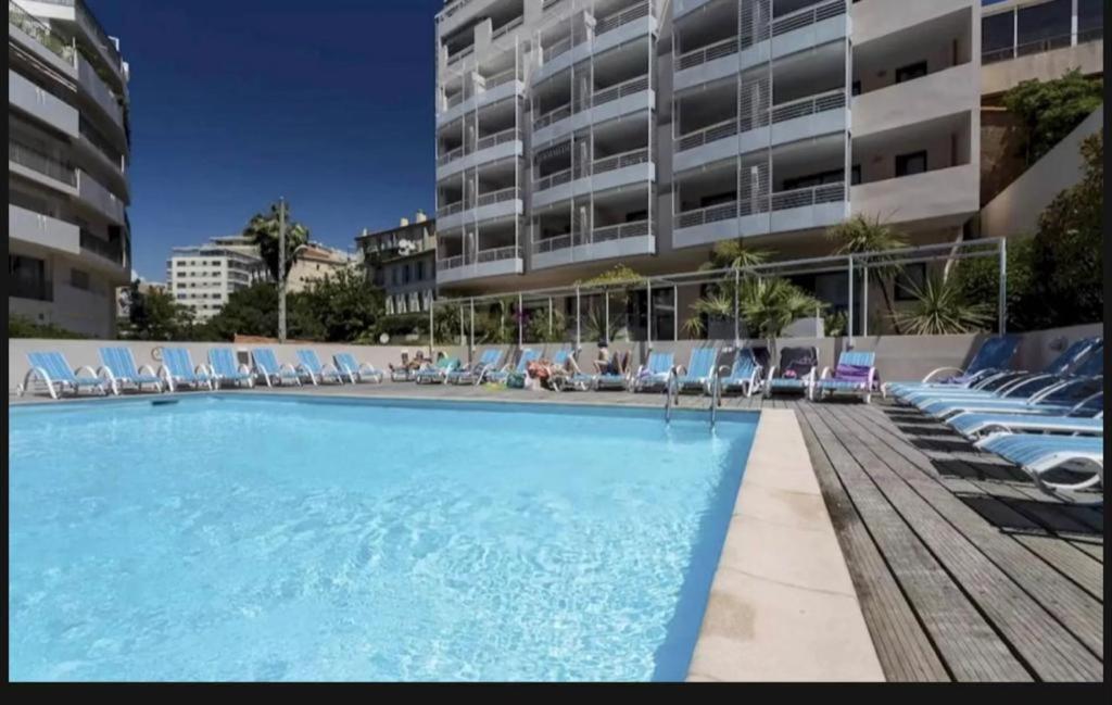 Contemporain Avec Piscine Proche De La